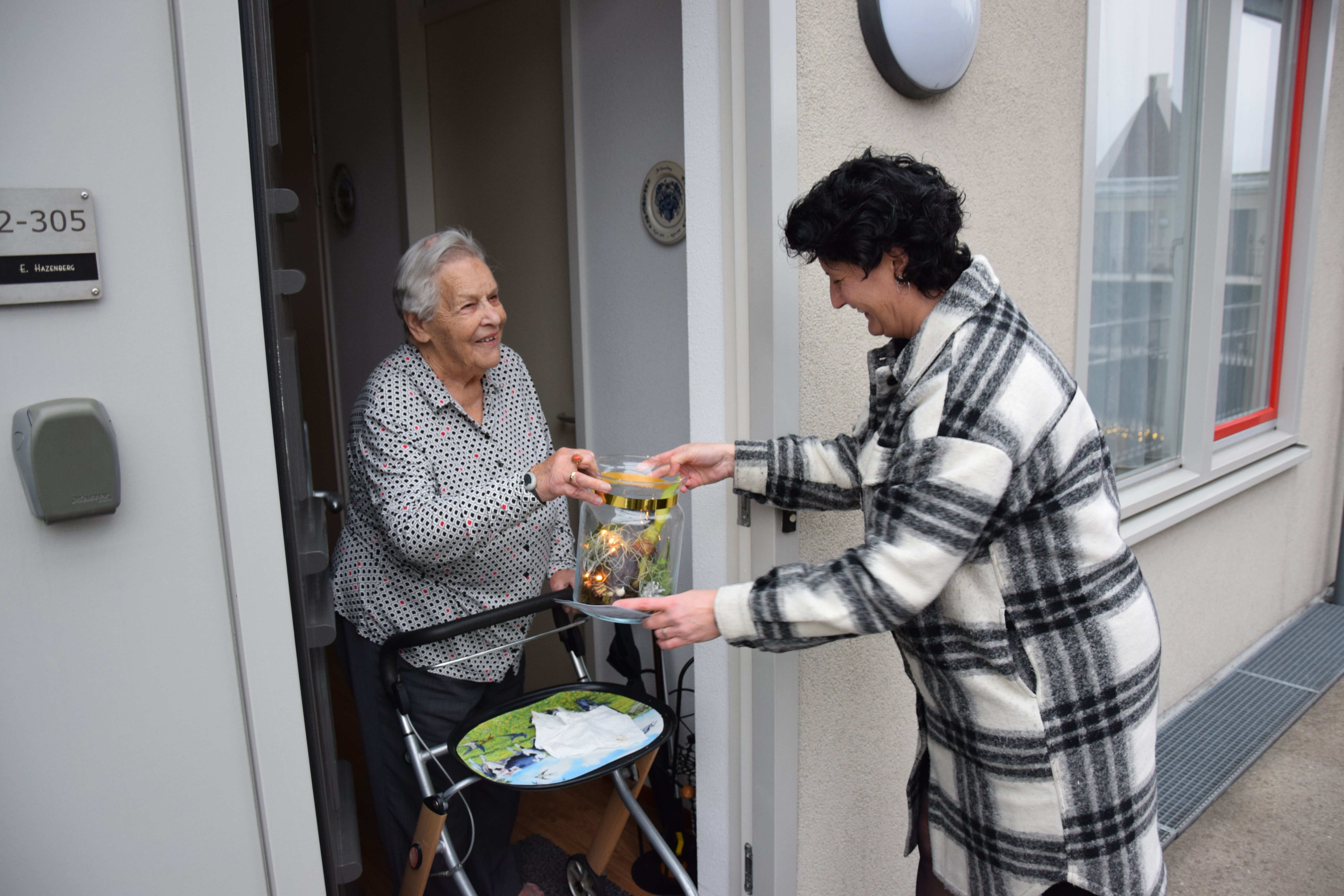 Wendy Schoenmakers van Met je Hart overhandigt kerststuk Foto Rens van den Elsen